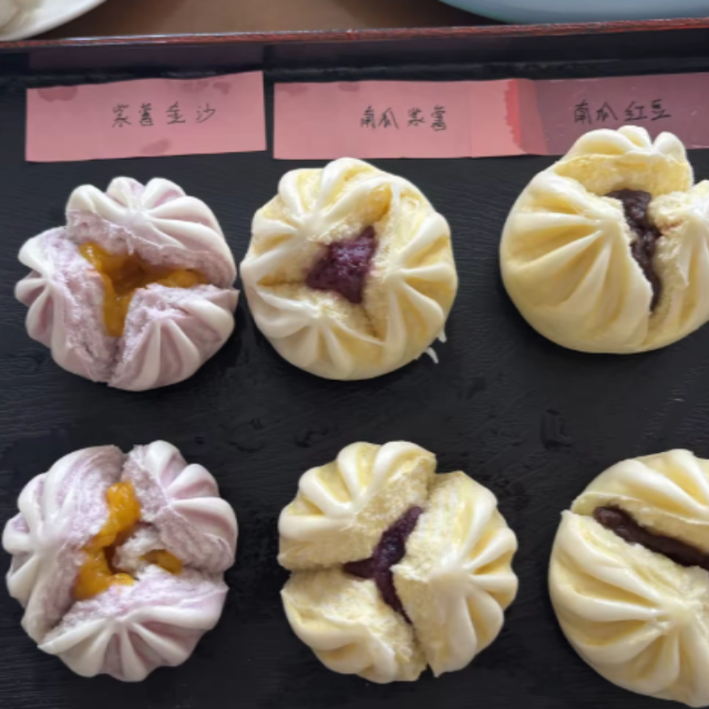 Lotus shaped bun
